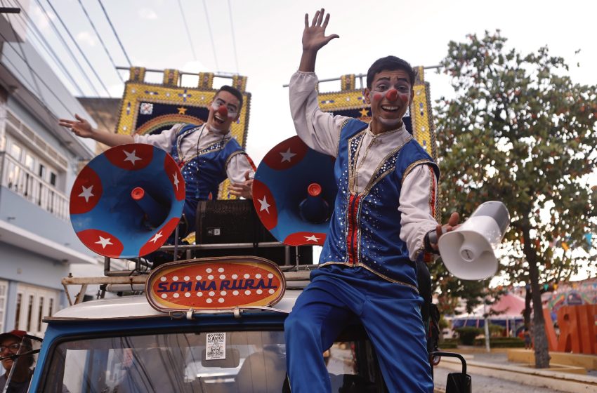  Trupe Pernambuco Meu País convida Arcoverde com arrastão cultural nesta quinta (28) Cortejo reúne circo, dança, teatro, música e poesia para anunciar a chegada do Festival Pernambuco Meu País na cidade.