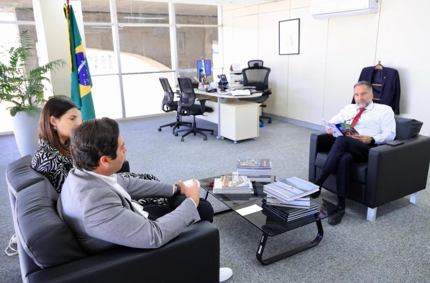 Recife fortalece parcerias em Brasília para ampliar cultura de paz Secretário Túlio Arruda busca expandir o modelo dos Centros Comunitários da Paz, reconhecido nacionalmente, e estreitar relações com órgãos federais.