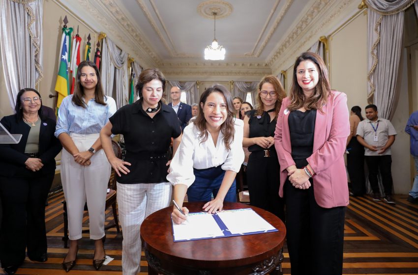  Governo de Pernambuco lança app de proteção à mulher, amplia centros de referência e investe em qualificação feminina Ferramenta digital Protege Mulher facilitará denúncias e mapeamento de casos de violência. Estado dobrará número de CRMs e iniciará o programa Mães na Creche para capacitação profissional.