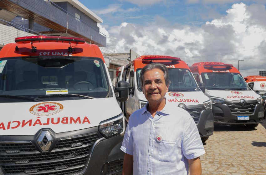  Prefeito Carlos Santana entrega três novas ambulâncias para reforçar SAMU em Ipojuca Frota do Serviço de Atendimento Móvel de Urgência recebe duas unidades básicas e uma avançada para ampliar agilidade e segurança no atendimento.