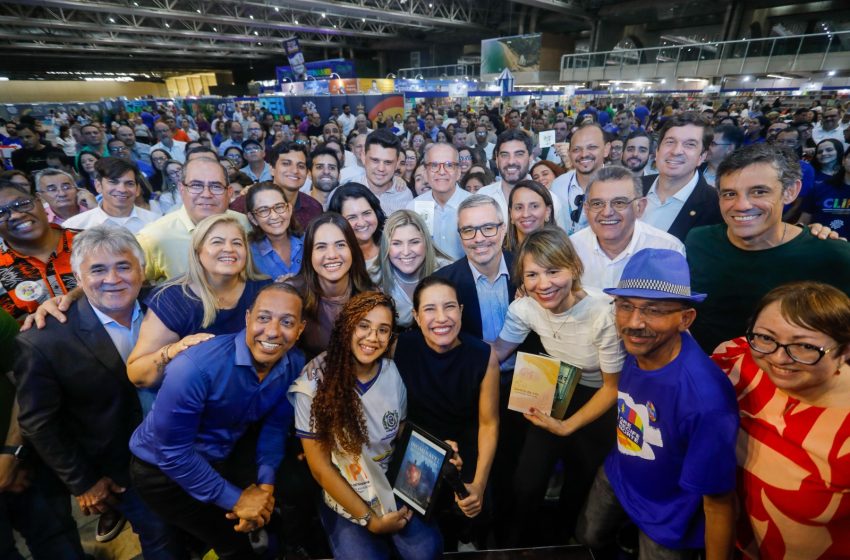  Governadora Raquel Lyra abre última etapa do Circuito Literário de Pernambuco e anuncia início do pagamento de crédito para compra de tênis por alunos da rede estadual Evento em Olinda marca avanço de políticas educacionais com ações voltadas à saúde mental, incentivo à leitura e valorização de estudantes e professores.