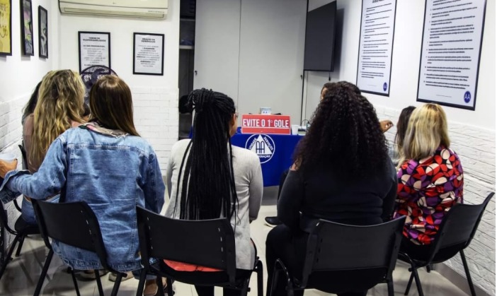  Recife recebe maior evento sobre alcoolismo feminino: 6ª edição da Colcha de Retalhos Gratuito e aberto à comunidade, encontro acontece entre 22 e 24 de agosto com palestras, rodas de conversa e depoimentos, em parceria com Alcoólicos Anônimos de Pernambuco, que celebra 61 anos.