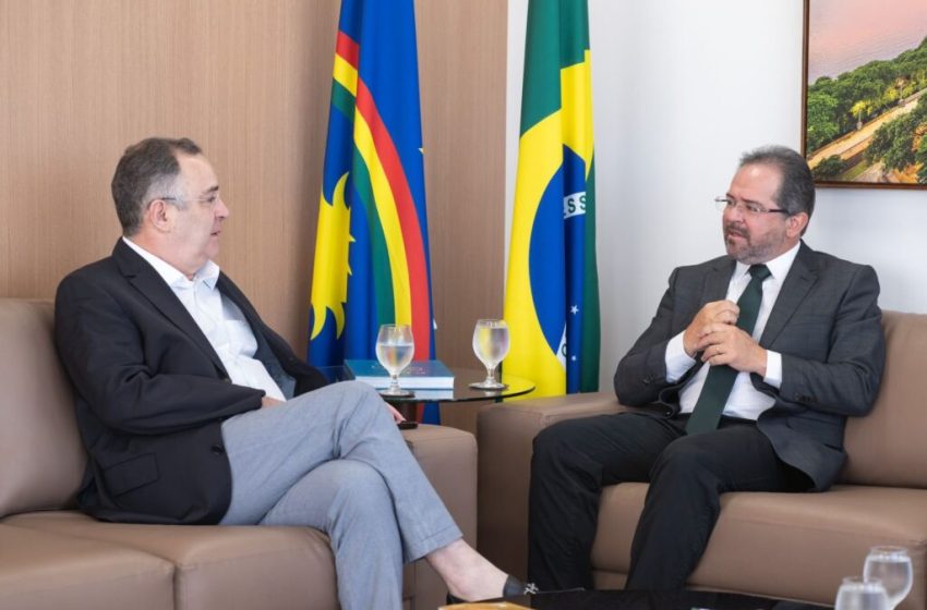  Prefeito de Arcoverde se reúne com presidente do TCE-PE para fortalecer transparência e governança Zeca Cavalcanti discutiu pautas estratégicas com o conselheiro Valdecir Pascoal, reafirmando compromisso da gestão municipal com eficiência administrativa e boa governança.