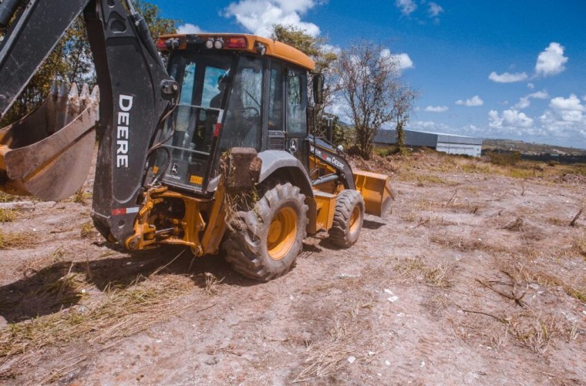  Obras da nova Feira do Gado de Caruaru avançam com investimentos de R$ 10,6 milhões Terreno recebe terraplanagem, acessibilidade, drenagem e reestruturação viária; projeto inclui currais, áreas de pesagem, restaurantes e vagas para veículos e caminhões.