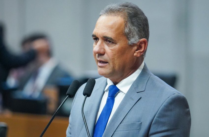  PL articula mudança na liderança da bancada na Alepe para garantir maioria governista na CPI Movimento silencioso pode recolocar Nino de Enoque no comando da bancada do PL e garantir voto estratégico para a base de Raquel Lyra na Comissão Parlamentar de Inquérito.