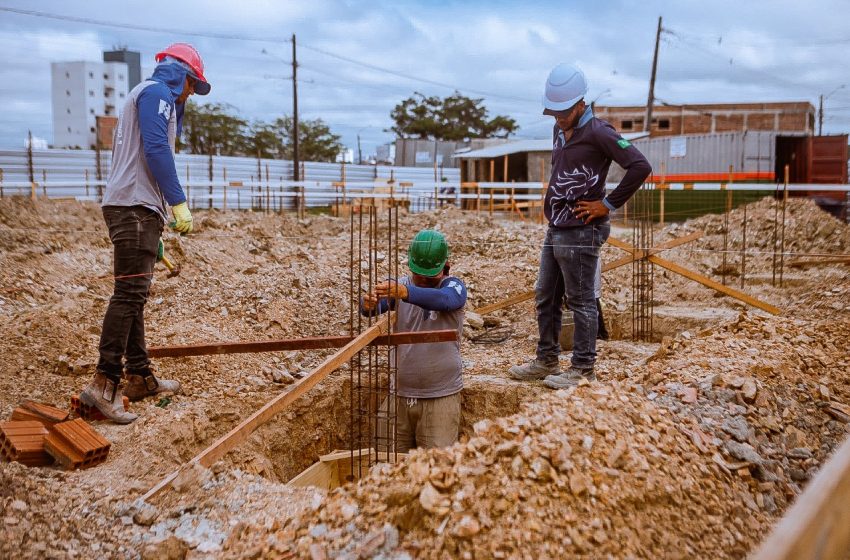  Caruaru terá seu primeiro CAPS Infantil com obras em ritmo acelerado Investimento de R$ 1,8 milhão vai garantir atendimento especializado a crianças e adolescentes com transtornos mentais graves, com previsão de entrega para janeiro de 2026.