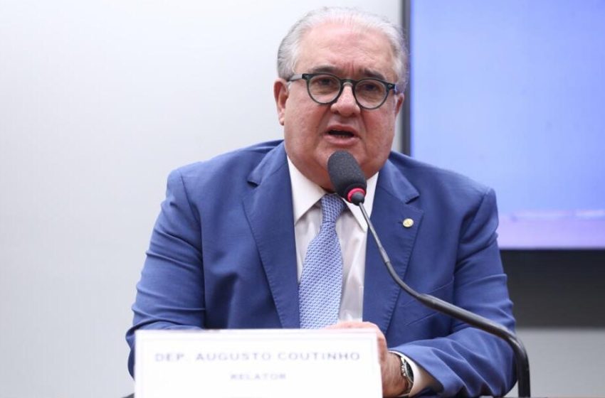  Câmara instala comissão especial para regulamentar trabalho por aplicativos Deputado Augusto Coutinho (Republicanos-PE) será o relator do PLP 152/2025, que busca criar regras para motoristas e entregadores de apps, garantindo proteção social e limites de taxas cobradas pelas plataformas.