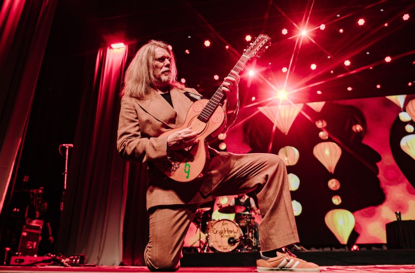  Humberto Gessinger apresenta turnê “Acústico Engenheiros do Hawaii” no Classic Hall Show intimista nesta sexta-feira (22) revisita sucessos marcantes da banda e celebra os 40 anos de carreira do cantor e compositor.