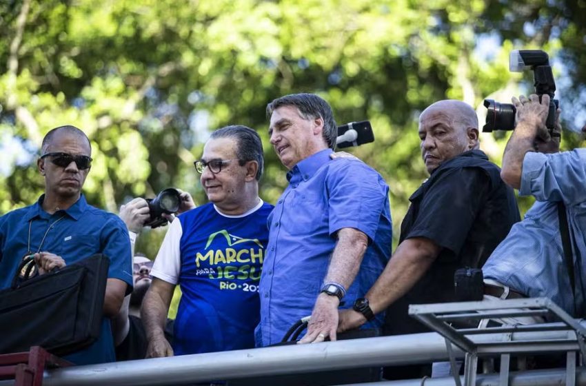  PGR aponta Silas Malafaia como “orientador” de Bolsonaro e Eduardo em tentativa de coação ao STF Procuradoria detalha atuação do pastor em campanha para interferir em investigações sobre os atos golpistas de 8 de janeiro; Moraes impõe medidas cautelares.