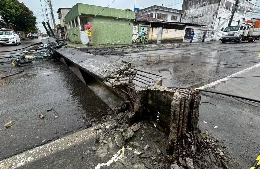  Chuva forte provoca alagamentos no Grande Recife; Apac emite alerta até sexta à noite Grande Recife e Zona da Mata registram volumes elevados de chuva, com quedas de árvores e postes. Defesa Civil orienta população a seguir precauções.