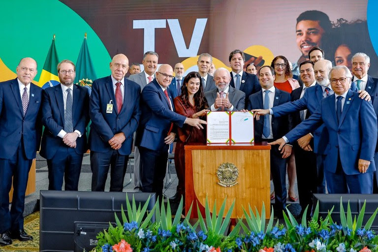  Lula institui no Brasil a TV 3.0, que começa a funcionar em 2026 Novo sistema une televisão e internet, com mais qualidade de som e imagem, amplia serviços digitais e reafirma o papel democrático da TV aberta no país. Primeiras transmissões começam em 2026 nas capitais.