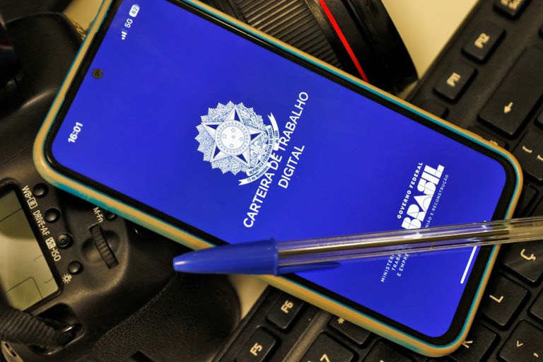  Desemprego cai para 5,8% e registra menor taxa da série histórica; redução ocorre em 18 estados PNAD Contínua do 2º trimestre de 2025 mostra queda do desemprego, estabilidade em nove UF e crescimento do rendimento médio; homens, mulheres e níveis de escolaridade apresentam diferenças significativas.