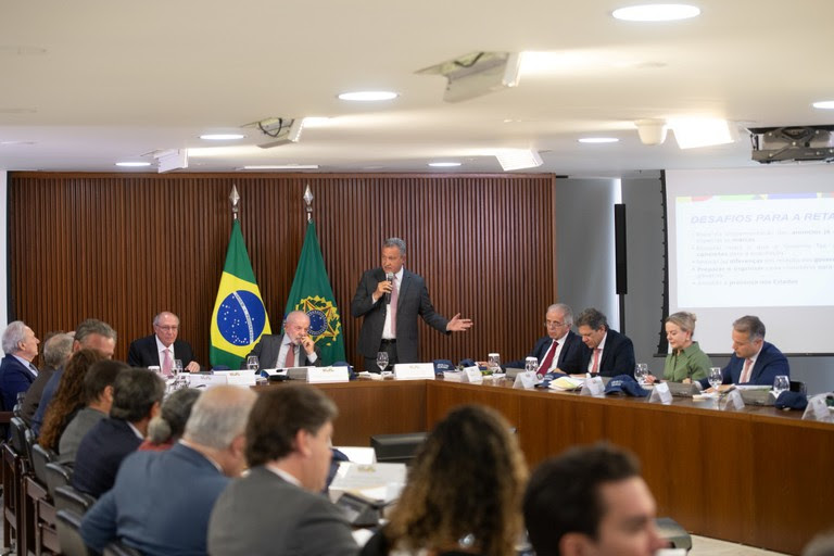  Governo Federal apresenta avanços históricos e anuncia novos programas sociais, habitacionais e de infraestrutura Em reunião ministerial, Rui Costa destacou a redução da pobreza, recordes em emprego e educação, além do lançamento do Gás do Povo e melhorias habitacionais.