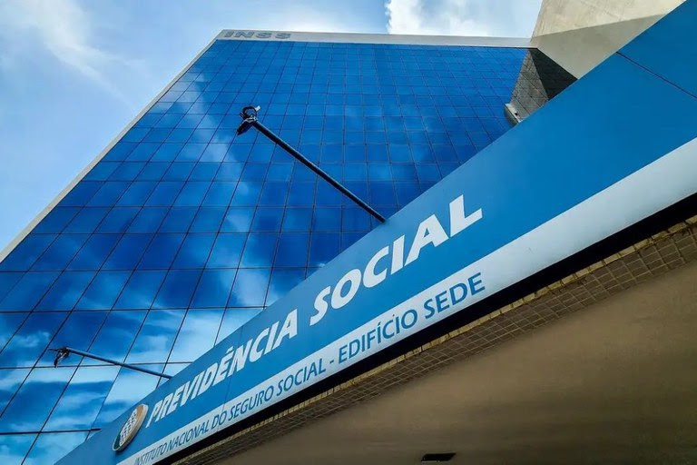  Governo Federal firma acordo para ampliar proteção de aposentados e pensionistas contra descontos indevidos Parceria entre MJSP e INSS garante monitoramento de reclamações, cadastro obrigatório de instituições financeiras no Consumidor.gov.br e aplicação de sanções em caso de irregularidades.