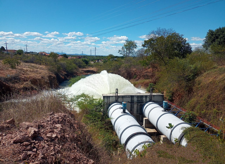  Água da transposição do São Francisco chega à Barragem de São Gonçalo e segue rumo ao RN Com vazão de 9,3 m³/s, liberação marca etapa histórica para reforçar a segurança hídrica no semiárido potiguar, beneficiando consumo humano, agricultura e desenvolvimento regional.