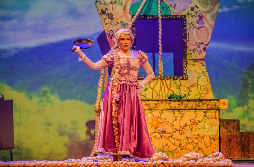  Espetáculo A Nova Aventura de Rapunzel: A Nova Aventura de Rapunzel tem apresentação única neste sábado (06) no Recife Montagem da Helena Siqueira Produções promete emocionar o público com música, humor e muita magia no Teatro Barreto Júnior.