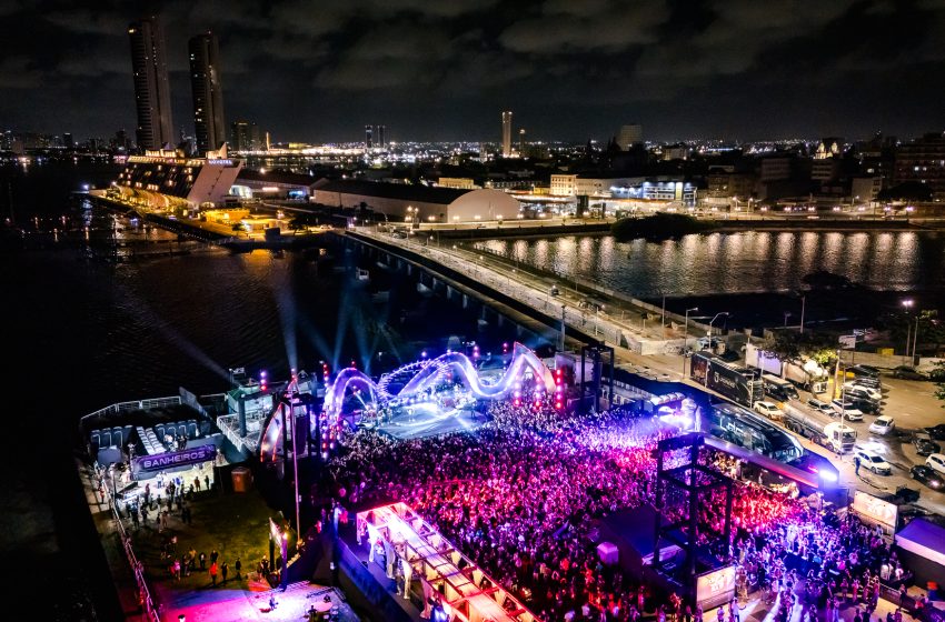  Com ingressos esgotados e mais de 7h de show, gravação do novo DVD de Jonas Esticado faz sucesso no Recife