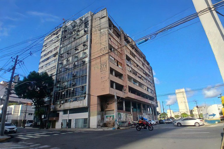  Pernambuco abre chamamento público para retrofit social do histórico Edifício Segadas Viana Projeto busca transformar prédio da década de 1950 em habitação popular, beneficiando 120 famílias do Recife.