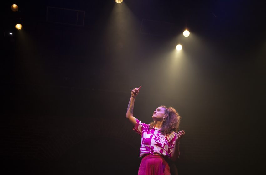  Oficina gratuita de iluminação cênica e dança abre inscrições em Caruaru Projeto Elã Mulher – Germinando Narrativas será realizado no Sesc Caruaru entre 7 e 23 de outubro, com foco em mulheres cis, trans e população LGBTQIAPN+.