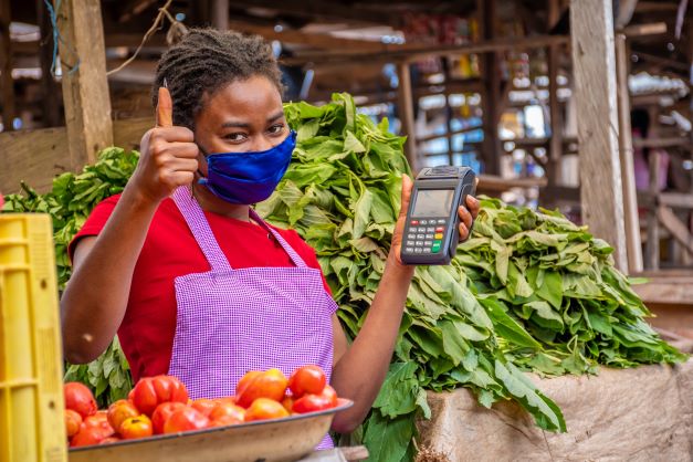  Desemprego cai para 5,6% e mercado de trabalho bate recordes no Brasil Segundo o IBGE, taxa é a menor desde 2012; país soma 102,4 milhões de ocupados, com recorde de trabalhadores com carteira assinada e massa salarial em alta.