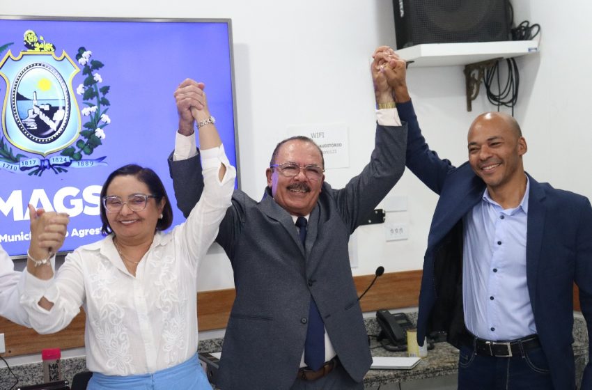  Josué Mendes é eleito presidente do COMAGSUL e assume comando de 23 municípios do Agreste e Mata Sul Prefeito de Agrestina retorna ao cargo após 16 anos e promete ampliar ações em saúde, educação e infraestrutura, além de fortalecer diálogo com governos estadual e federal.