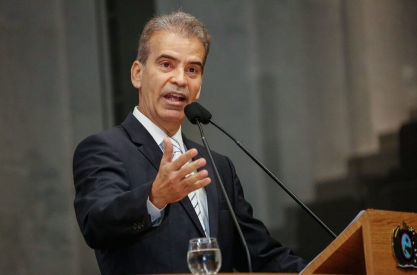  Coronel Alberto Feitosa espalha outdoors em Pernambuco em apoio a Bolsonaro Na véspera do julgamento do ex-presidente, deputado reforça posição bolsonarista e exibe peças publicitárias com a frase “Tô com Bolsonaro. E você?”.