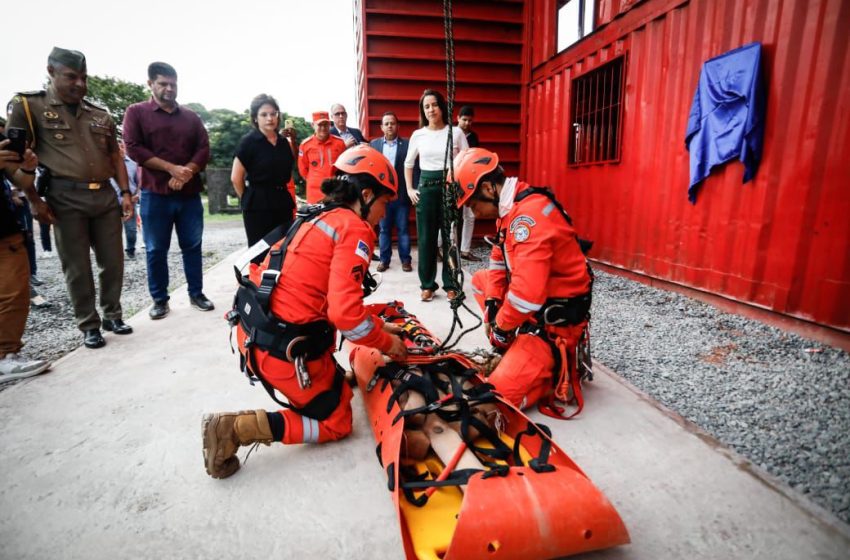 Raquel Lyra inaugura Centro de Treinamento de Salvamento em Altura do Corpo de Bombeiros em Abreu e Lima Estrutura sustentável, fruto do programa Juntos pela Segurança, reforça a capacitação da corporação para resgates em locais elevados e de difícil acesso.