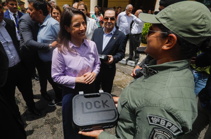  Juntos pela Segurança: Governo de Pernambuco investe R$ 15 milhões em reforço para as forças policiais Pacote entregue por Raquel Lyra inclui pistolas Glock, drones de alta precisão, tablets e novos equipamentos para ampliar a eficácia das operações em todo o Estado.
