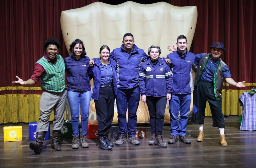  Espetáculo “Reciclagem Divertida” leva arte e consciência ambiental a escolas públicas de Ipojuca e Cabo Projeto do Teatro Sustentável realiza oito apresentações gratuitas entre 16 e 18 de setembro, unindo diversão, educação ecológica e valorização da criatividade infantil.