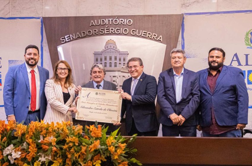  Prefeito de Belo Jardim, Gilvandro Estrela, recebe título de Cidadão Pernambucano na Alepe Natural da Paraíba, gestor foi homenageado por iniciativa da deputada estadual Débora Almeida em reconhecimento à sua trajetória e dedicação ao povo de Belo Jardim e de Pernambuco.