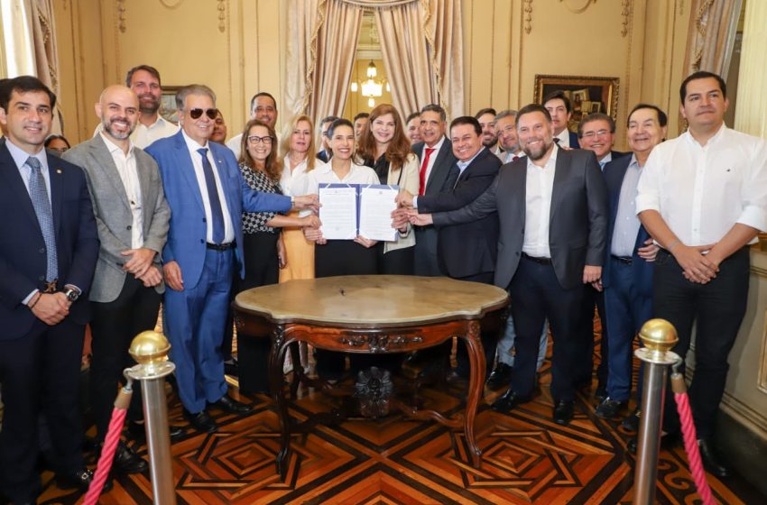  Raquel Lyra sanciona lei que autoriza empréstimo de R$ 1,5 bilhão para obras estruturadoras em Pernambuco Recursos serão aplicados em intervenções como o Arco Metropolitano, duplicação da BR-232, além de investimentos em saúde, educação, segurança e gestão pública; autorização foi aprovada pela Alepe e contou com apoio da base governista.