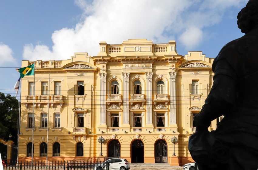  Governo de Pernambuco lança chamada pública para contratar operação de crédito de R$ 1,5 bilhão Medida busca selecionar instituição financeira com melhores condições para ampliar investimentos públicos em obras e projetos estratégicos, com foco em transparência e fortalecimento fiscal.