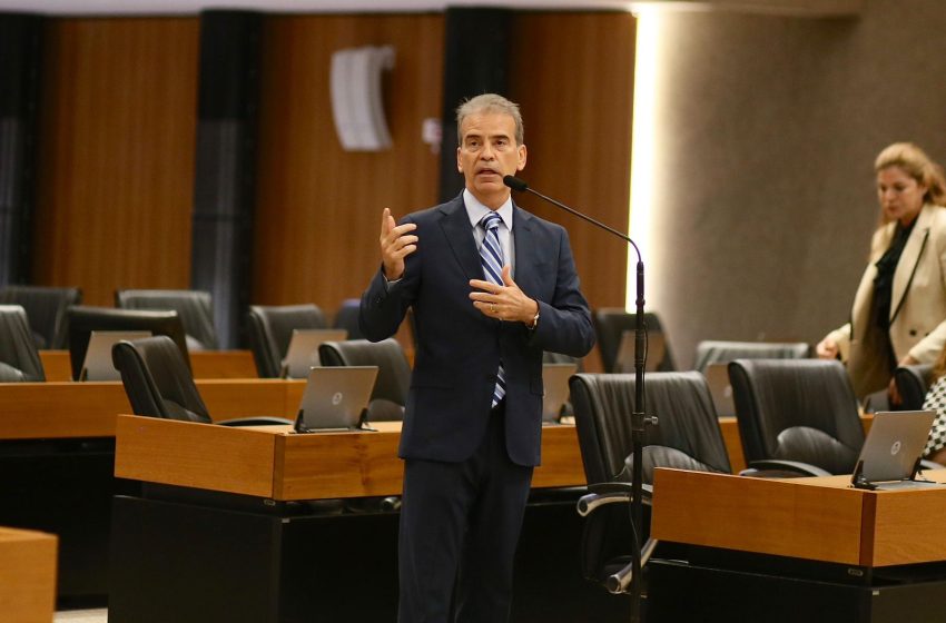  Alepe aprova projeto que proíbe retenção de macas em hospitais de Pernambuco PL 180/2023, do deputado Coronel Alberto Feitosa, foi aprovado por unanimidade e prevê multa de até R$ 5 mil para estabelecimentos que descumprirem a regra.