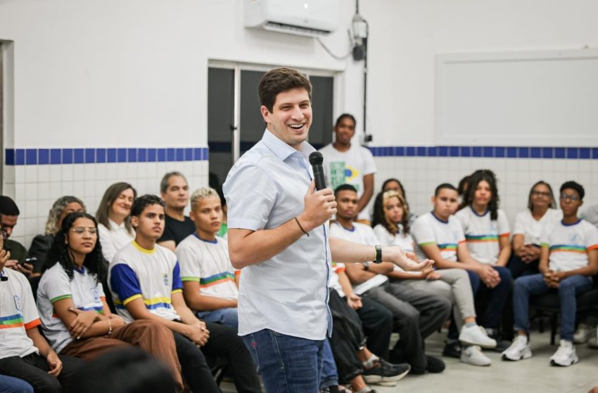  Recife lança programa de monitoria escolar com bolsa para estudantes do 9º ano Iniciativa da Prefeitura selecionou 230 alunos para atuarem como monitores de Português e Matemática em 41 escolas da rede municipal, com bolsa mensal de R$ 200.