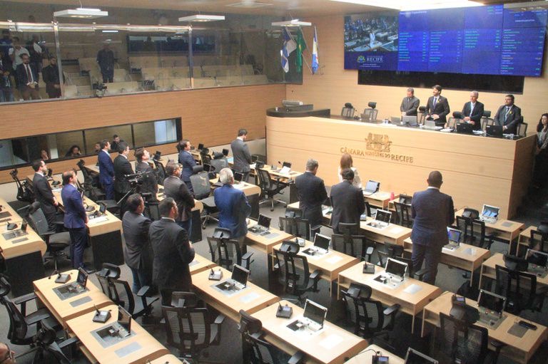 Câmara do Recife rejeita voto secreto na eleição da Mesa Diretora Por 24 votos a 10, vereadores mantêm modelo aberto de votação; proposta apresentada em 2023 pelo ex-parlamentar Almir Fernando (PSB) buscava adotar cédulas em urnas fechadas.