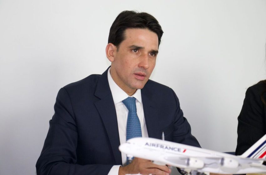  Silvio Costa Filho discute novas rotas da Air France para o Brasil a partir de 2026 Em reunião em Paris, ministro de Portos e Aeroportos tratou da expansão da conectividade aérea com foco no Rio de Janeiro, Brasília e capitais do Nordeste, além de defender regionalização dos investimentos portuários.