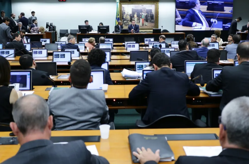  CCJ do Senado rejeita por unanimidade a PEC da Blindagem e proposta pode ser arquivada Colegiado enterrou regimentalmente o texto que ampliava a proteção de parlamentares na Justiça, mas acordo interno pode levar matéria ao plenário.