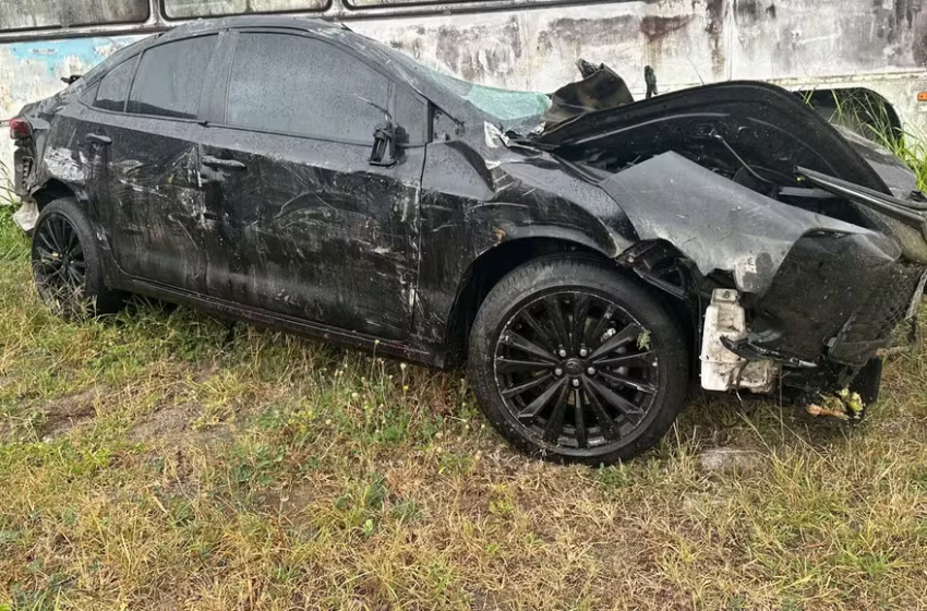 Três pessoas morrem e uma fica em estado grave após batida entre caminhões e carro na Bahia Acidente aconteceu na madrugada desta sexta-feira (26) em trecho da BR-116, em Feira de Santana; vítimas eram de Goiás.