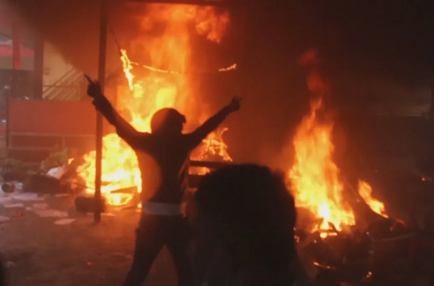  Esposa de ex-primeiro-ministro do Nepal morre queimada durante protestos violentos Rajyalaxmi Chitrakar não resistiu aos ferimentos após sua casa ser incendiada; crise política já deixou dezenas de mortos e forçou renúncia do premiê KP Sharma Oli.