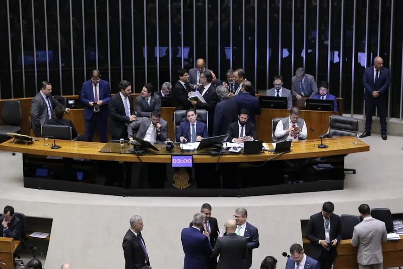  Deputados de Pernambuco revelam posição em votação da PEC da Blindagem na Câmara Dos 24 parlamentares pernambucanos, 19 votaram a favor e 5 foram contrários à proposta que amplia a blindagem judicial para deputados e senadores.
