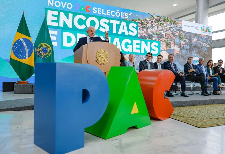  Novo PAC garante R$ 11,7 bilhões para obras de drenagem e contenção de encostas em 235 municípios Investimentos anunciados por Lula no Palácio do Planalto visam reduzir vulnerabilidade de comunidades em áreas de risco e reforçar a prevenção a desastres climáticos.
