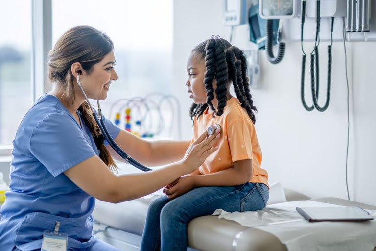  Brasil recebe 322 médicos especialistas e R$ 2,5 bilhões para novas unidades de saúde pelo SUS Programa Agora Tem Especialistas leva profissionais para 156 municípios em todas as regiões; Novo PAC Seleções 2025 garante 899 novas unidades de atendimento em todo o país.
