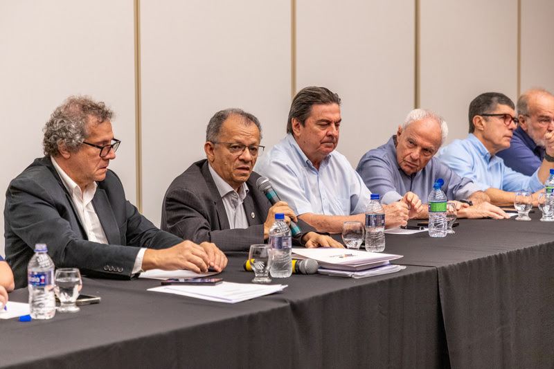  Sudene reforça diálogo com empresários e apresenta incentivos fiscais e fundos regionais em Pernambuco Em encontro com o grupo Atitude Pernambuco, superintendente Francisco Alexandre destacou o potencial do FNE, FDNE e a prioridade para a Transnordestina como motores do desenvolvimento regional.