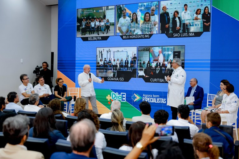  Lula acompanha maior mutirão da história do SUS com mais de 29 mil atendimentos Ação do programa Agora Tem Especialistas mobiliza 3,2 mil profissionais em 45 hospitais universitários e marca os 35 anos do SUS.