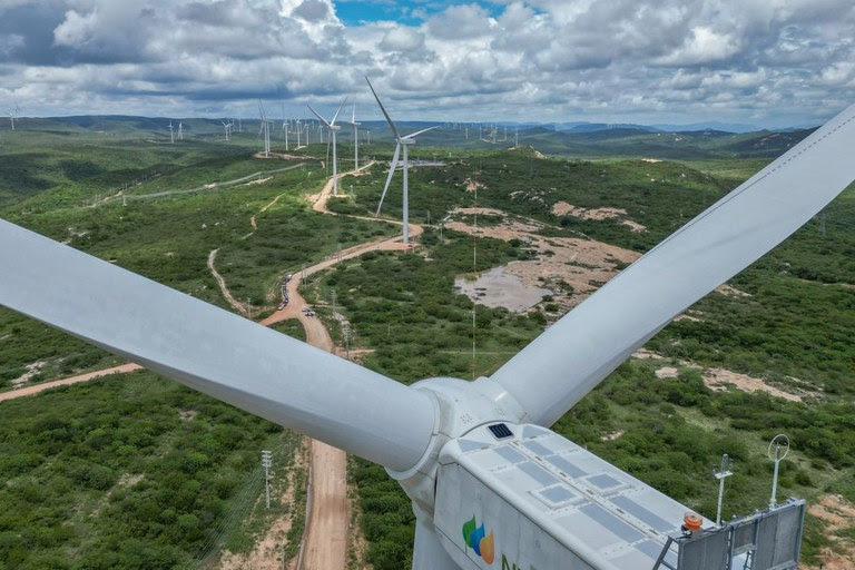  Indústria brasileira já utiliza mais de 64% de energia renovável Segundo o Balanço Energético Nacional 2025, fontes como sol, vento e biomassa lideram o consumo energético do setor, que se destaca na transição para uma matriz mais limpa.