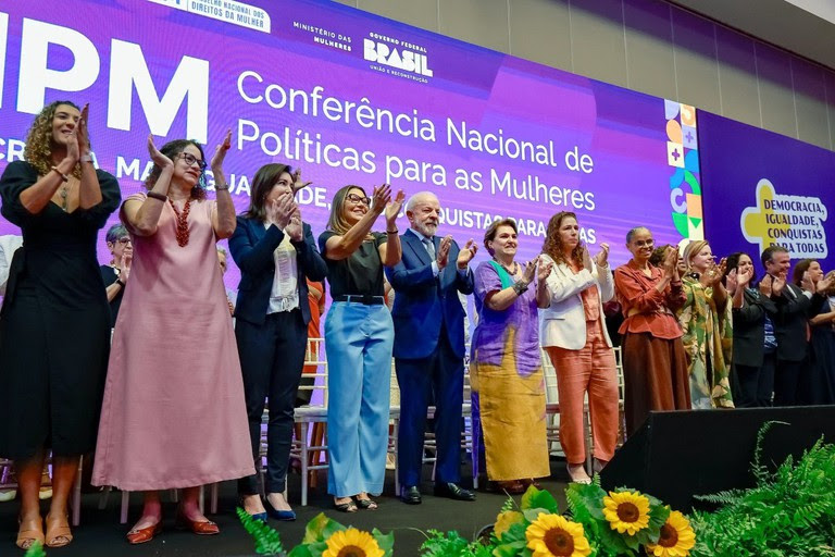  Lula abre 5ª Conferência Nacional de Políticas para as Mulheres: “Não há democracia plena sem a voz das mulheres” Evento reúne mais de 4 mil participantes em Brasília e marca a retomada da principal instância de participação social pela igualdade de gênero no Brasil, após quase dez anos de intervalo.