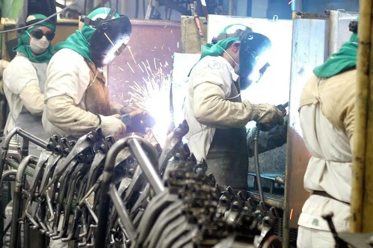  PIB brasileiro cresce 3,2% em 12 meses até junho, aponta IBGE Economia registra alta de 2,2% no 2º trimestre de 2025 em relação a igual período de 2024, impulsionada pela agropecuária e consumo das famílias.