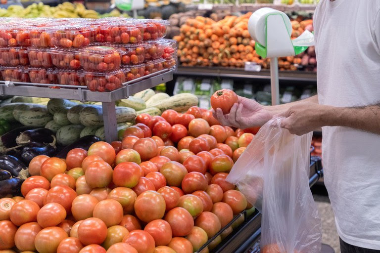  Cesta básica tem queda de 4,02% em Recife; 11 de 12 produtos ficaram mais baratos em agosto Tomate, banana e leite integral puxaram a redução, segundo levantamento da Conab e DIEESE. Capital pernambucana registrou um dos maiores recuos do país.