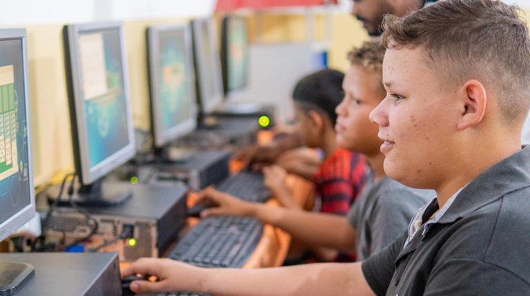  MCom e BNDES vão lançar edital de R$ 53 milhões para conectar escolas públicas na Amazônia e Nordeste Iniciativa com recursos do FUST integra o Novo PAC e prevê levar internet banda larga a mais de 1,2 mil escolas, ampliando inclusão digital e igualdade de oportunidades para estudantes.