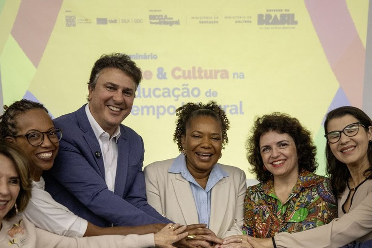  Governo do Brasil lança iniciativa para financiar projetos de arte e cultura em escolas de tempo integral Parceria entre MEC e MinC prevê edital para adesão das secretarias estaduais e busca ampliar a formação integral de estudantes da rede pública com atividades culturais.